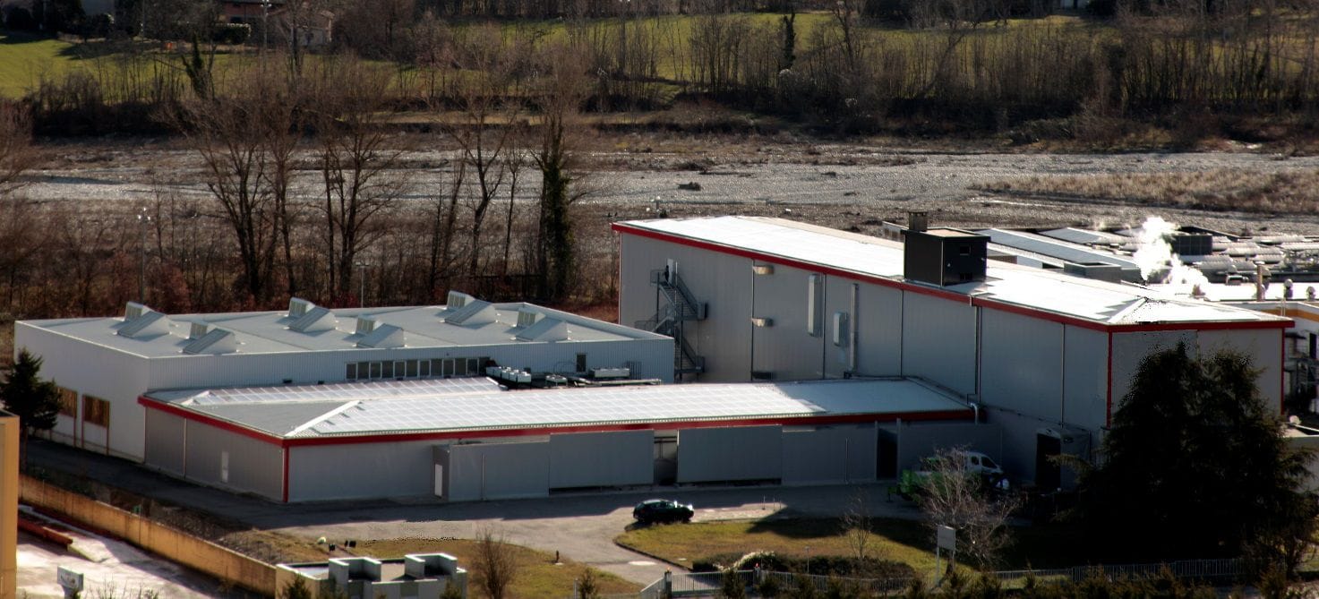 panoramica su coperture e impianti fotovoltaici del prosciuttificio