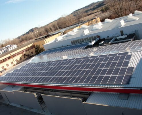 Visuale dall'alto su coperture e impianti fotovoltaici del prosciuttificio